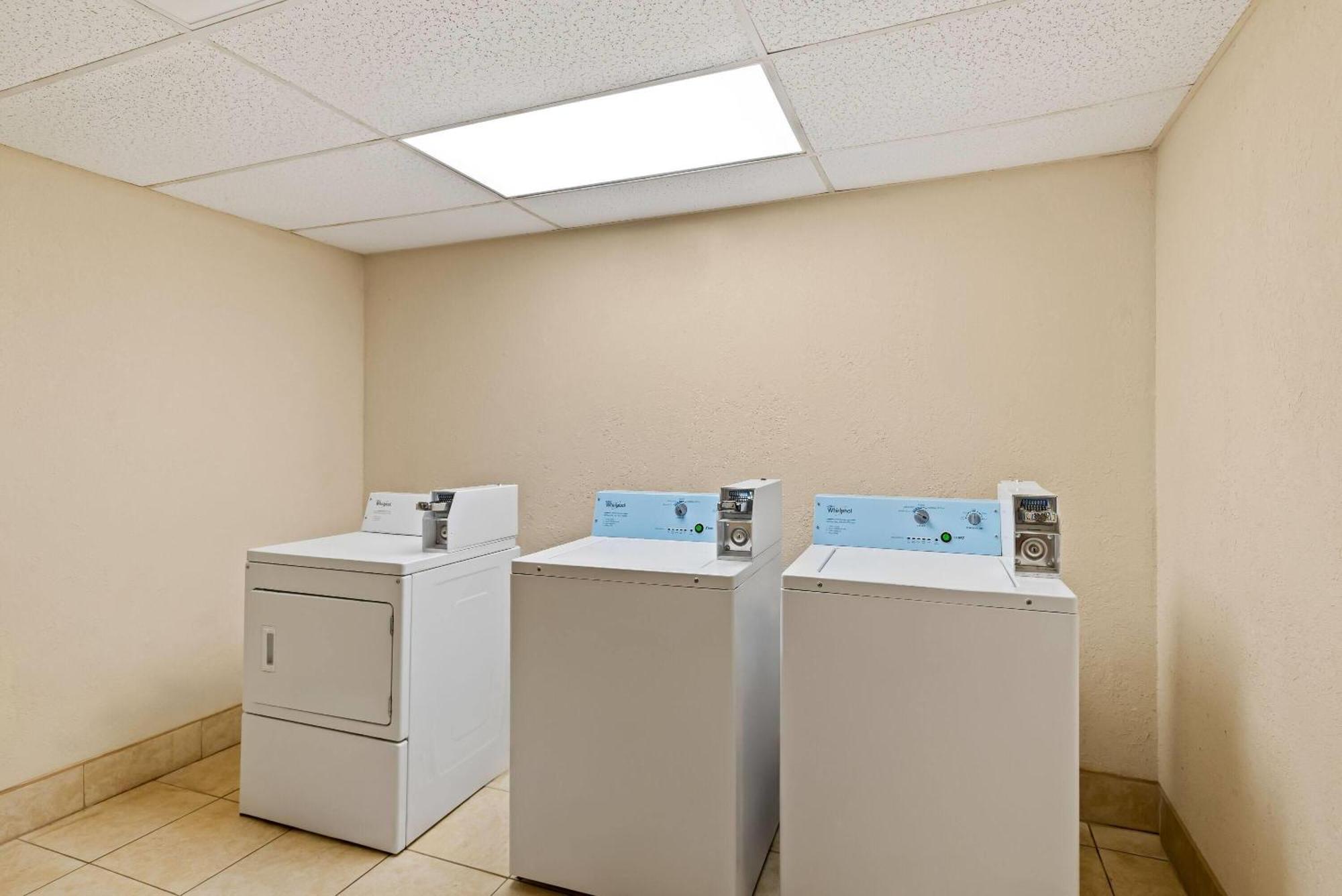Days Inn By Wyndham Petersburg/South Fort Lee Екстер'єр фото