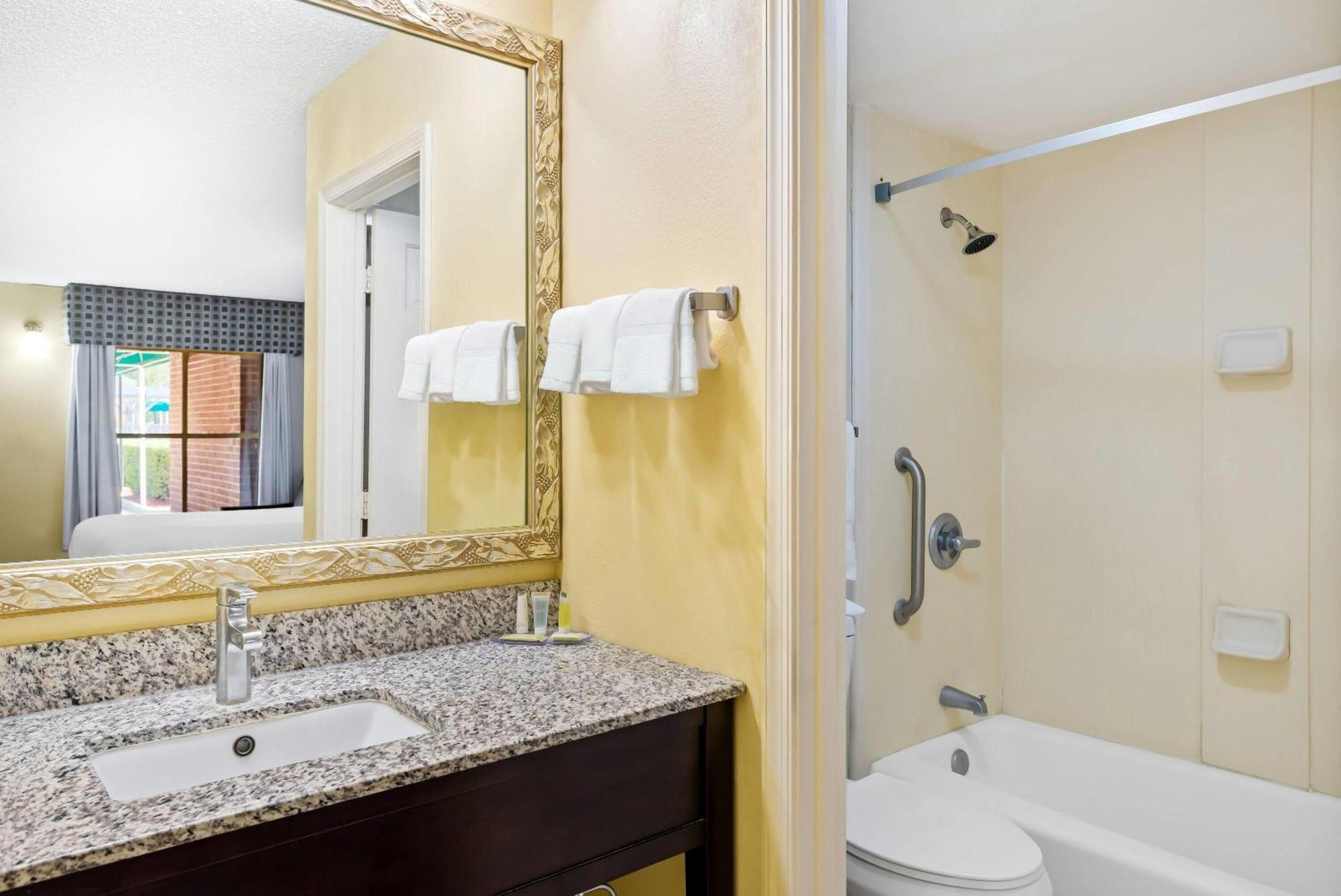 Days Inn By Wyndham Petersburg/South Fort Lee Екстер'єр фото