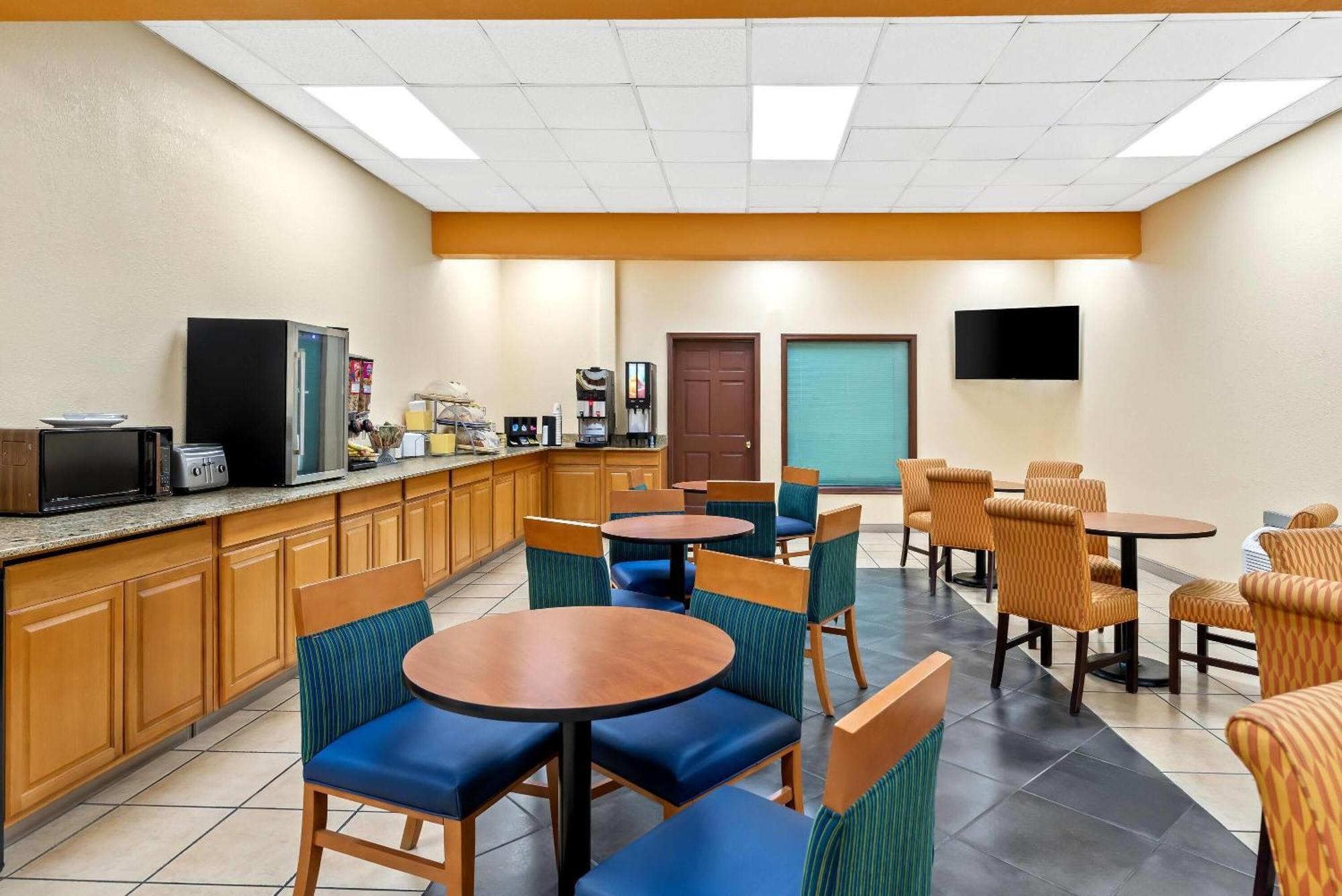 Days Inn By Wyndham Petersburg/South Fort Lee Екстер'єр фото