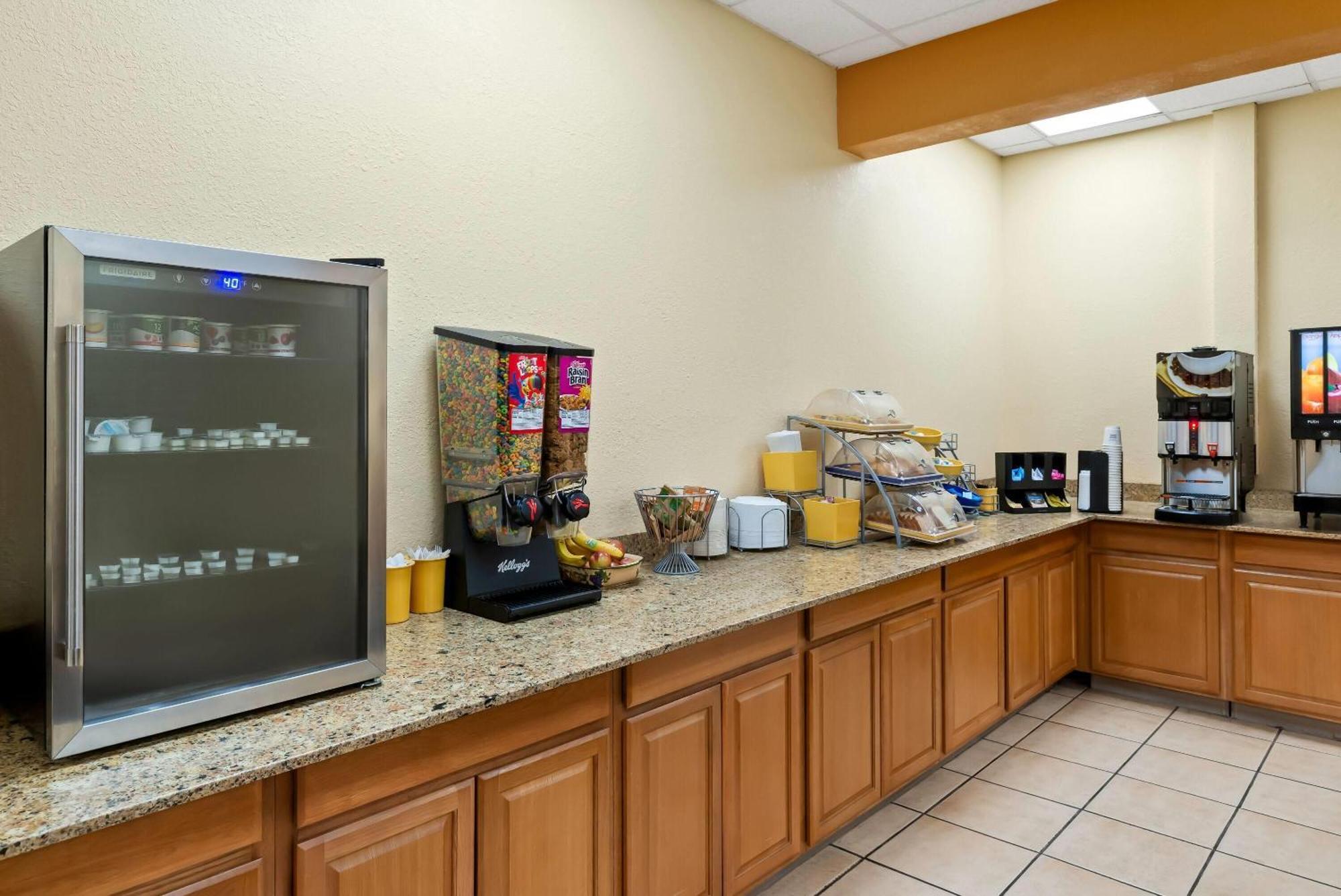 Days Inn By Wyndham Petersburg/South Fort Lee Екстер'єр фото
